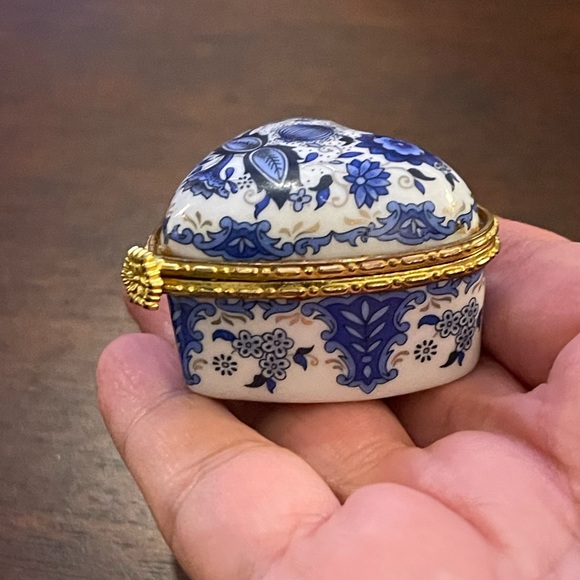 Porcelain gold tone metal jewelry pill box - Heart shaped - Picture 3 of 7